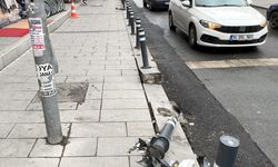 İstanbul - Avcılar'da kaldırıma çıkan otomobil aydınlatma direğine çarparak durdu