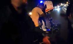 İstanbul - Avcılar'da otomobilin çarptığı motosikletli yola savruldu; araçların altında kalmaktan son anda kurtuldu