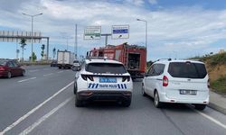 İstanbul- Başakşehir’de mama yüklü kamyon önce bariyere ardında direğe çarptı