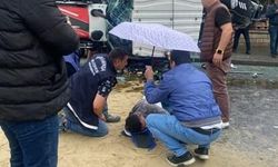 İstanbul- Bayrampaşa'da iş makinesi araçlara çarpıp devrildi-1