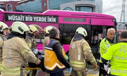 İstanbul  - Beylikdüzü'nde iki metrobüs çarpıştı: 13 yaralı -5 / Ek görüntü