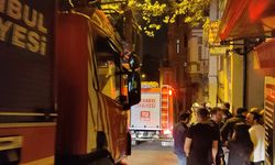 İstanbul - Beyoğlu'nda evini yakmaya çalıştı; müdahale edenleri bıçakla tehdit etti