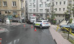 İstanbul - Beyoğlu'nda takla atan otomobilin altında kalmaktan son anda kurtuldu