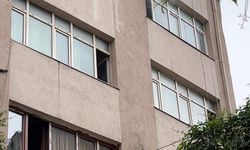 İstanbul - Beyoğlu’nda yangın çıkan binada mahsur kalan 2 kişi kurtarıldı