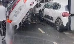 İstanbul - Esenyurt'ta caddede ilerleyen otomobil park halindeki aracın üzerine uçtu
