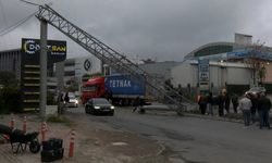 İstanbul - Esenyurt’ta sürücüsünün direksiyon hakimiyetini kaybettiği TIR, refüjdeki PTS direğini devirdi