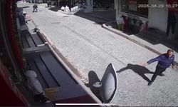 İstanbul - Fatih’te sokakta yürürken üzerine çanak anten düştü; o anlar kamerada