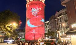 İstanbul - İstanbul'un Fethi'nin 572’nci yıl dönümünde Galata Kulesi’ne Türk Bayrağı yansıtıldı
