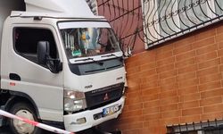 İstanbul- Kağıthane'de kamyonet binaya çarptı; kaza anı kamerada