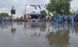 İstanbul- Kartal Meydanı'nda 1 Mayıs kutlamaları sağanak yağış nedeniyle erken bitti