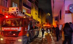 İstanbul - Küçükçekmece'de 7 katlı binanın çatısı alev alev yandı; havai fişek iddiası