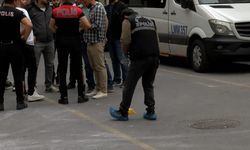 İstanbul - Küçükçekmece’de polise bıçak çekerek direnen şüpheli, bacağından vurularak etkisiz hale getirildi