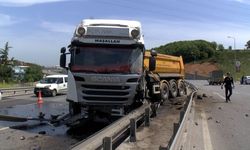 İstanbul-Maltepe'de şoförünün kediye çarpmamak için manevra yaptığı hafriyat kamyon bariyere çarptı