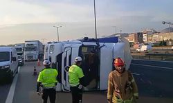 İstanbul - Pendik TEM Otoyolu'nda TIR devrildi; İstanbul yönünde yoğunluk