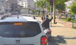 İstanbul- Sultangazi'de kırmızı ışıkta geçmeye çalışan motosikletli öğrenciye hafif şekilde çarptı