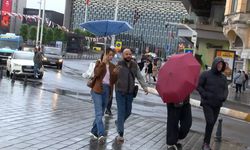 İstanbul- Taksim Meydanı’nda rüzgar ve yağmur zor anlar yaşattı