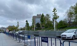 İstanbul - Taksim'e çıkan yollar trafiğe kapatıldı; işlerine gidenler yürüdü