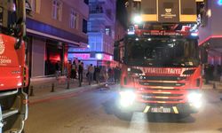 İstanbul - Ümraniye’de gecekondu yangını: bitişikteki binada mahsur kalanları itfaiye kurtardı