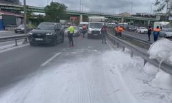 İstanbul - Zeytinburnu D-100'de alçı yüklü TIR bariyerlere çarptı; trafik yoğunluğu oluştu -1