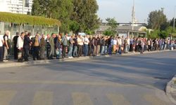 İzmir’de 23 bin işçi greve çıktı; otobüs duraklarında yoğunluk oluştu