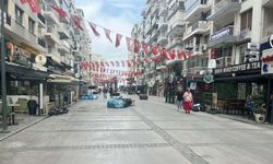 İzmir'de grevin 3'üncü gününde sokaklarda çöpler birikti