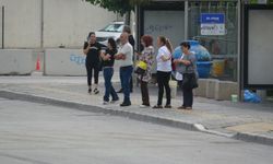 İzmir'de grevin ikinci gününde duraklarda yine yoğunluk oluştu