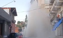 İzmir'de isale hattı patladı; 4 otomobil hasar gördü
