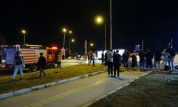 İzmir'de kontrolden çıkarak takla atan otomobil, trafik lambasına çarptı: 1 yaralı