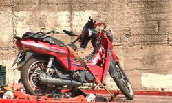 İzmir'de motosikletin kamyonun altında kaldığı kaza kamerada: 1 ölü, 1 yaralı