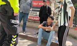 Kaldırımda yürürken motosikletli şüphelinin bıçaklı saldırında yaralandı