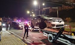 Kaldırımda yürürken otomobilin çarptığı yaya ağır yaralandı