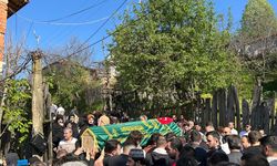 Kamyonun altına giren otomobilin sürücüsü kurtarılamadı (2)