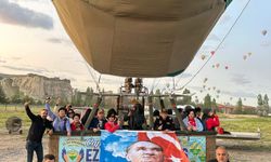 Kapadokya'da balonlar, 19 Mayıs'ta Türk bayrakları ve Atatürk posterleriyle havalandı