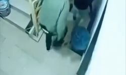 Kar maskeli 4 şüpheli, husumetlilerinin kapısını parçalayıp kaçtı; o anlar kamerada