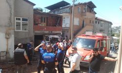 Kaza sonrası geriye doğru hareket eden kamyonet, evin garajına daldı: 2 yaralı