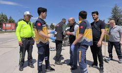 Kazada parçalanan elektrikli bisikletini bırakmak istemeyen yaralıyı ekipler ikna etti
