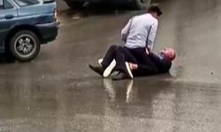 Kendisine silah doğrultan kayınpederine müdahale etti; o anlar kamerada
