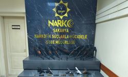 Kiralık otomobilden Kalaşnikof tüfekler çıktı; şüpheli polis gözaltında