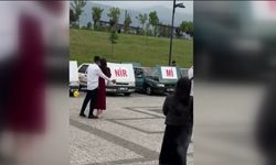 Kız arkadaşına, aynı marka ve model 8 otomobilin ön kaputlarındaki yazıyla evlilik teklif etti