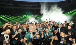 Kocaelispor'da şampiyonluk kupası sonrası kutlama