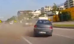 Lastiği patlayan otomobilin karşı şeride geçtiği kaza kamerada