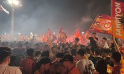 Mersin'de Galatasaray taraftarı şampiyonluk kutluyor