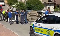 Mersin'de otomobilin çarptığı zabıta aracı devrildi: 2 yaralı