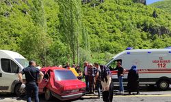 Minibüs ile otomobil çarpıştı; 2 ölü, 1 yaralı