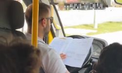 Minibüs şoförü, direksiyonda kitap okurken görüntülendi