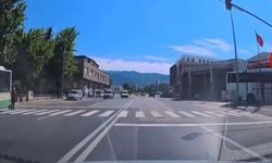 Minibüsüyle kırmızı ışıkta duran araçları geçip, yayalara rağmen yoluna devam etti