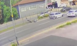 Motosiklet tellere çarpıp takla attı; kaza anı kamerada
