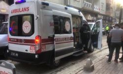 Motosikletin çarptığı yaya dengesini kaybedip yola düşmüş