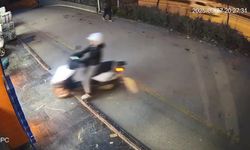 Motosikletin mağazaya girdiği kaza kamerada