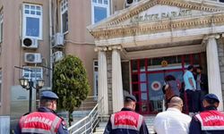 Motosikletli saldırganların iş yerini kurşunladıkları anlar kamerada